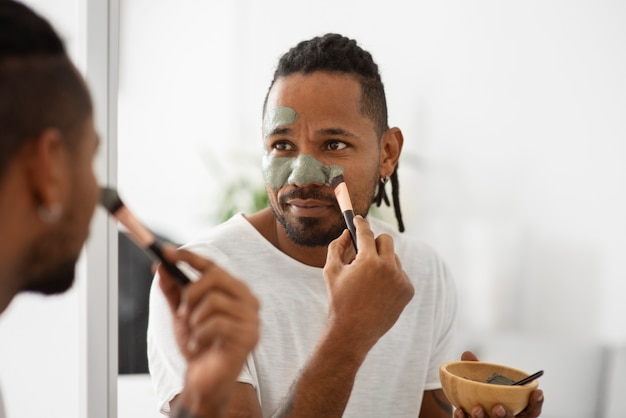 Photo man holding brush close up