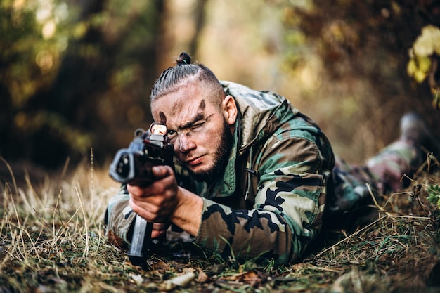 Foto uomo con la telecamera nel campo