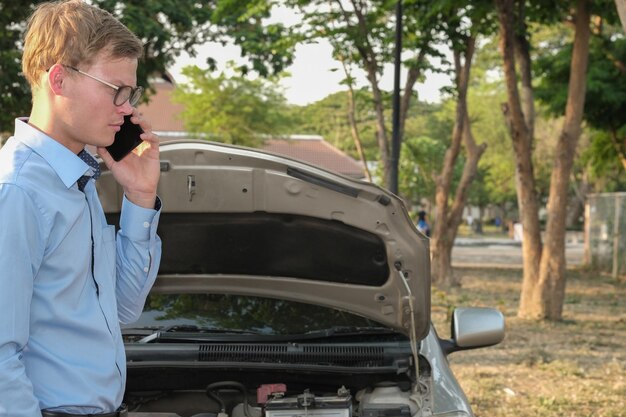 Photo man holding camera while standing by car