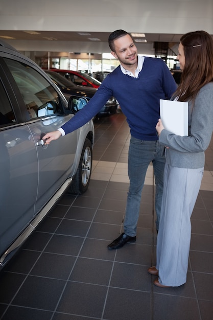 車のハンドルを持っている男