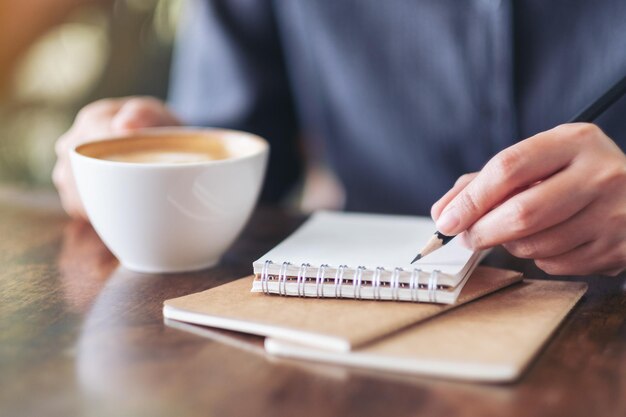 Photo man holding coffee cup on table