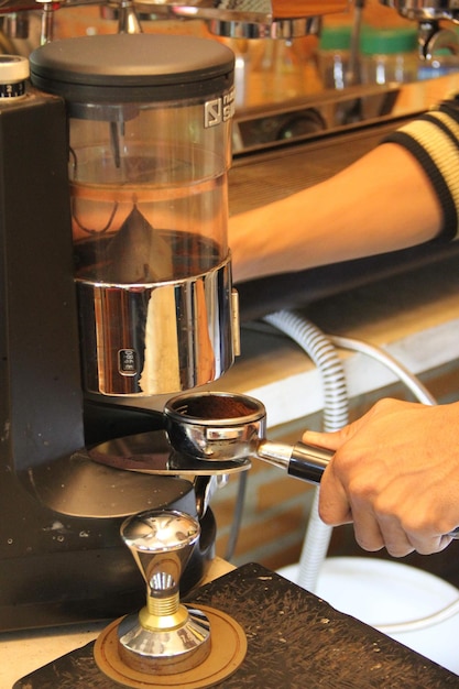 Foto uomo con una tazza di caffè