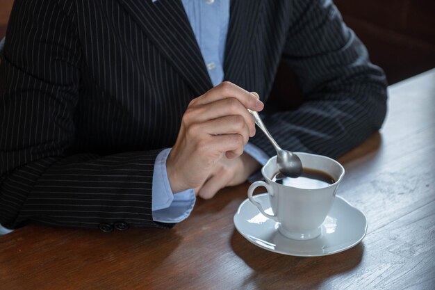 写真 コーヒーカップを持った男