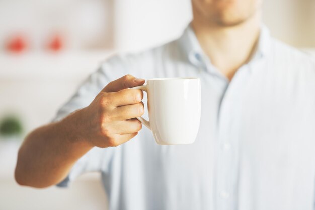 コーヒーカップを持っている男