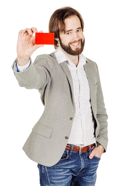 Uomo in possesso di una carta di credito isolata su sfondo bianco