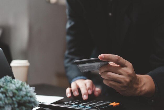 Человек с кредитной картой, технология платежных кошельков, цифровые онлайн-покупки, электронная коммерция, бизнес-финансирование