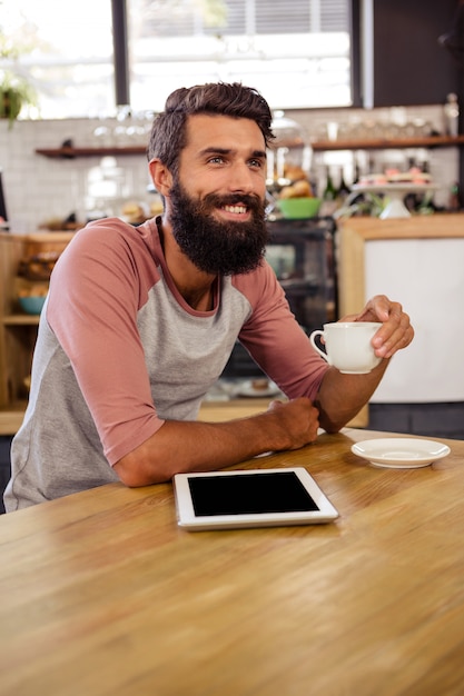 一杯のコーヒーを保持している男