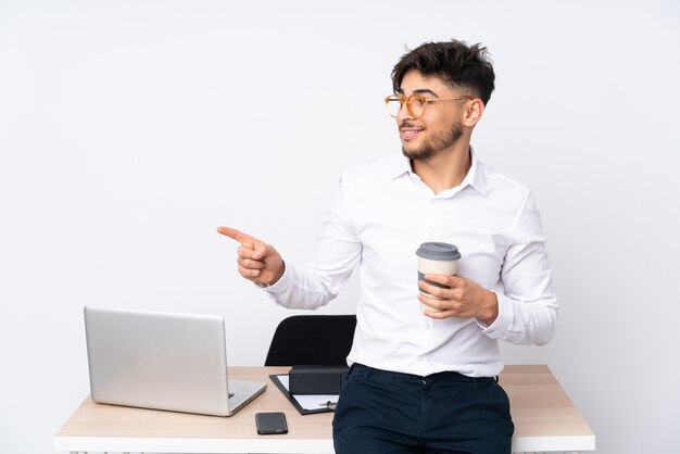 一杯のコーヒーを持っている男