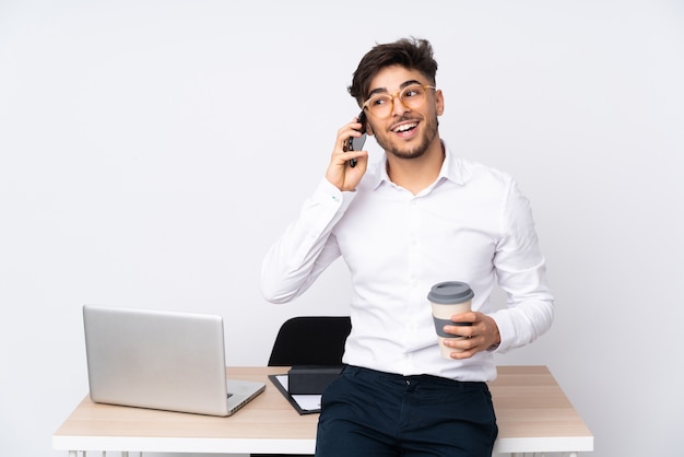 一杯のコーヒーを持っている男