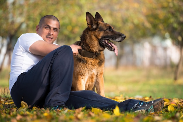 犬を抱く男ジャーマンシェパード