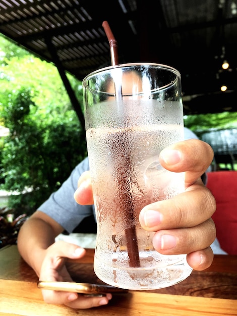 Foto uomo con un bicchiere da bere al ristorante