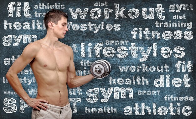 Photo man holding dumbbells