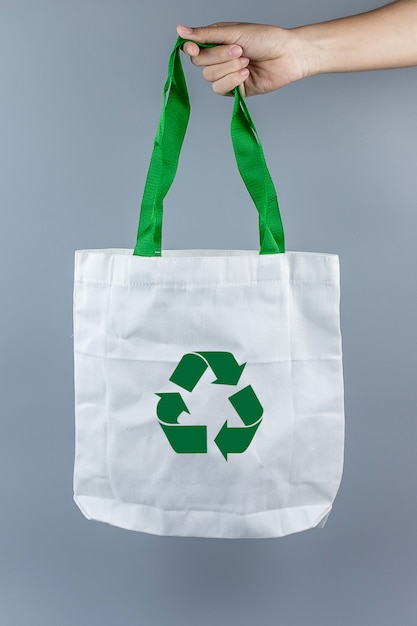 Foto equipaggi la tenuta del sacchetto della spesa di eco con lo spazio della copia per testo. protezione ambientale, rifiuti zero, riutilizzabili, say no plastic, giornata mondiale dell'ambiente e concetto della giornata della terra