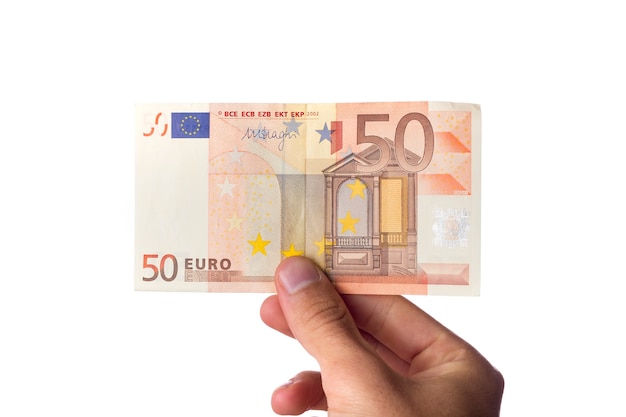 Человек, держащий банкноты евро на белом фоне.