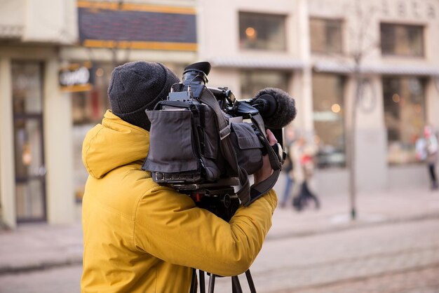 写真 路上でフィルムカメラを持った男