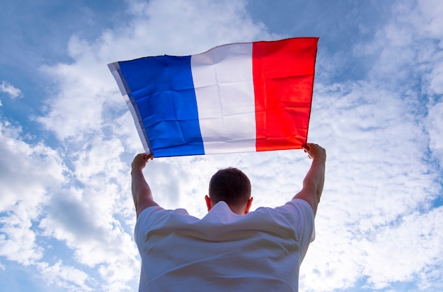 Мужчина держит флаг Франции, концепт картинки