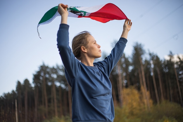 メキシコの旗を掲げる男9月16日メキシコ独立記念日1810年メキシコ独立戦争