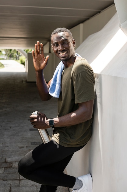 Photo man holding flask and towel medium shot