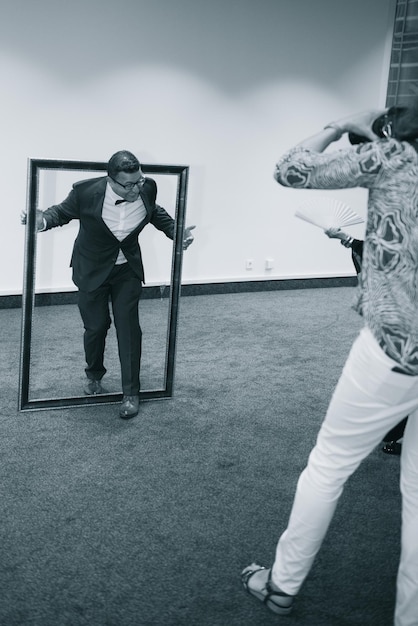 Photo man holding frame in studio