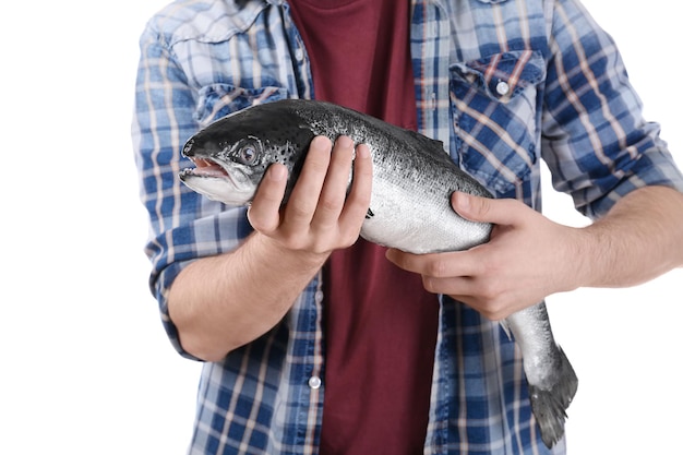 Foto uomo che tiene salmone crudo fresco isolato su bianco