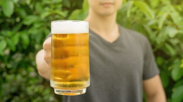 ビールのグラスを持っている男。