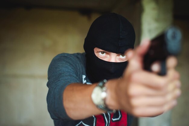 Foto uomo con una pistola