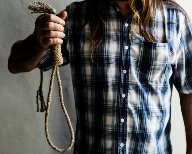 Photo man holding hanging rope