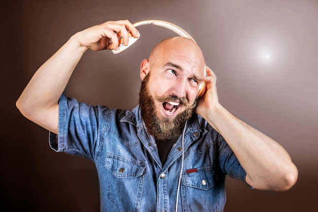 Photo man holding headphones against colored background