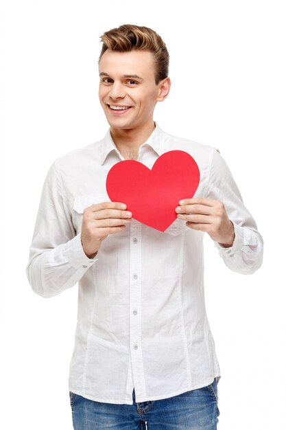 Мужчина держит открытку в форме сердца