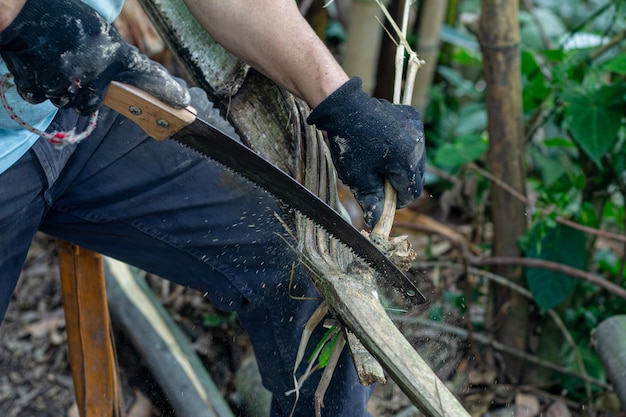 Мужчина с тяжелым топором Топором в руках лесоруба, разрезающего или режущего деревянные стволы