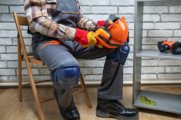 Photo man holding helmet work safety