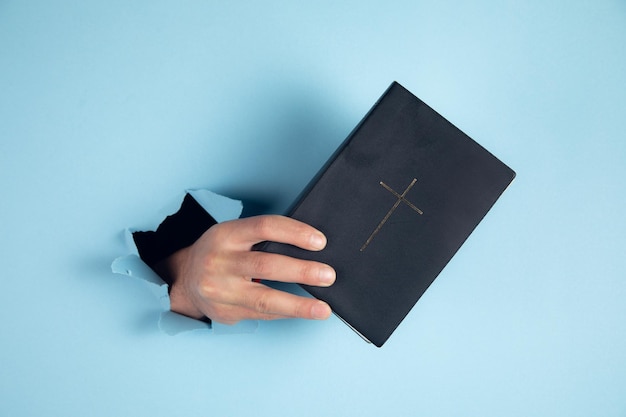Photo man holding holy bible