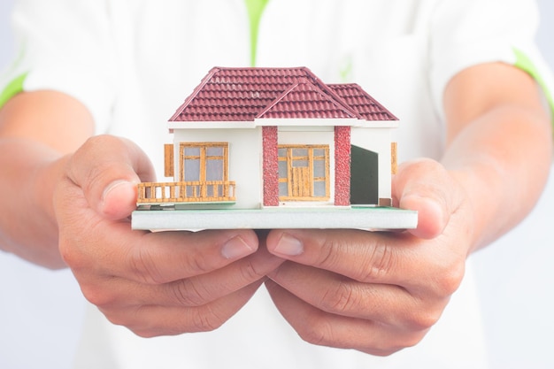 Man holding modello di casa.