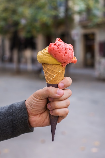 Uomo con un gelato in strada