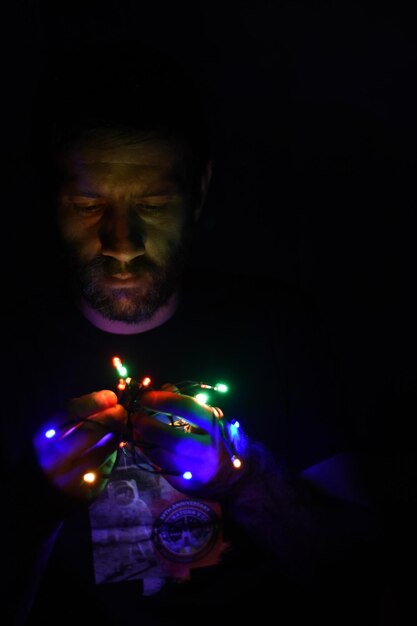 Фото Человек с освещенным светом в темной комнате