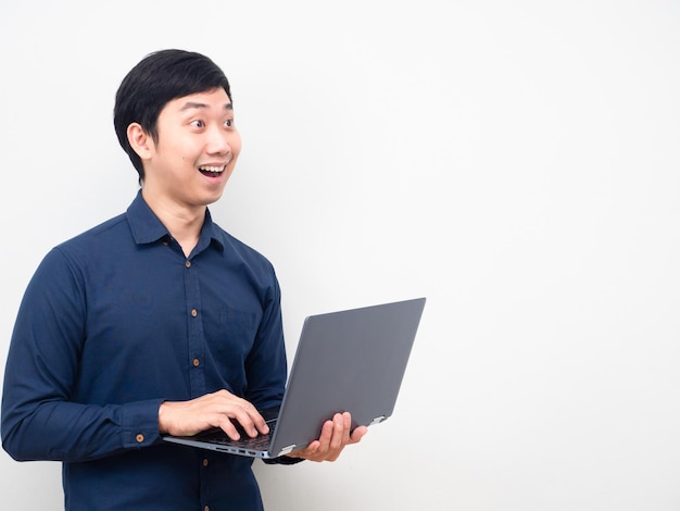 L'uomo con il laptop si sente stupito guardando la copia spazio