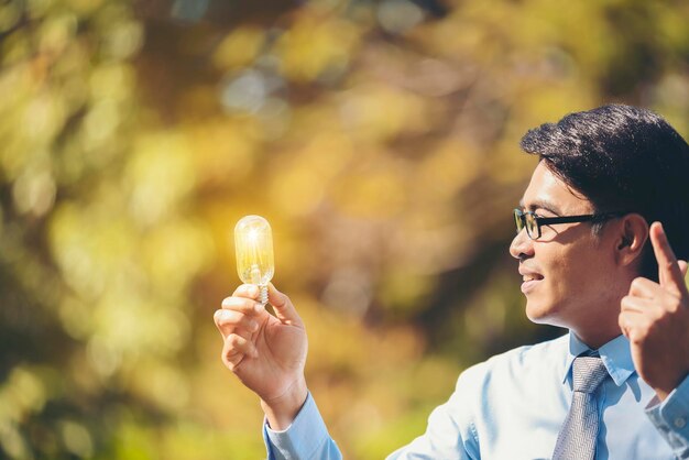 写真 照明装置を握っている男