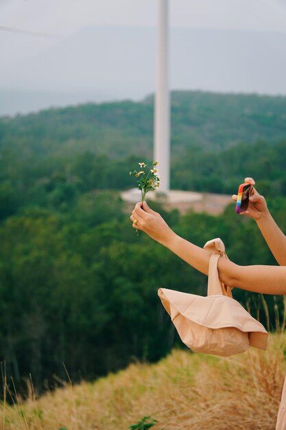 Foto uomo con un telefono cellulare sul campo