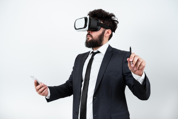 Uomo che tiene il telefono cellulare indossando occhiali vr e puntando su aggiornamenti recenti con penna uomo d'affari con occhiali per realtà virtuale cellulare e presentando una nuova idea