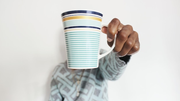 Photo man holding mug against white background