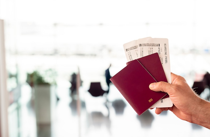 Photo man holding passports and boarding passport at airport. high quality photo
