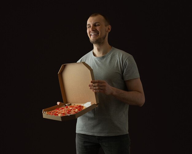 Foto uomo con una scatola di pizza e una persona sorridente