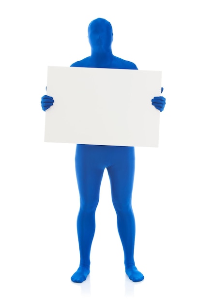 Foto uomo con un cartello che indossa un costume in piedi su uno sfondo bianco