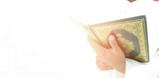 Photo man holding and reading quran islamic background