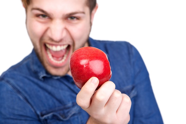 Мужчина держит красное яблоко