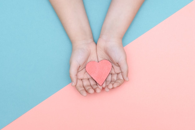 Photo man holding a red heart