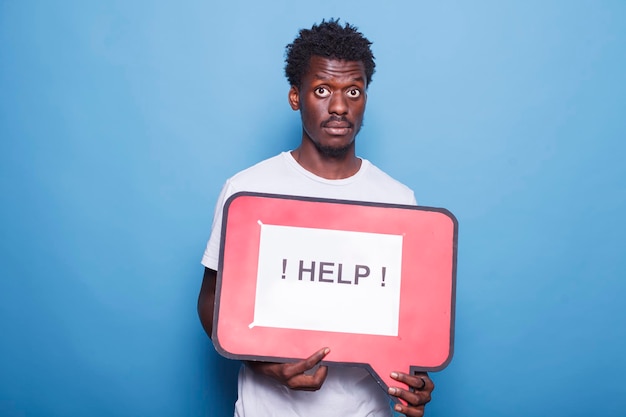 Photo man holding red speech bubble