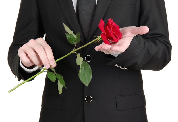 Мужчина держит розу крупным планом