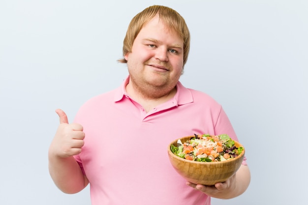 Man holding a salad bowl