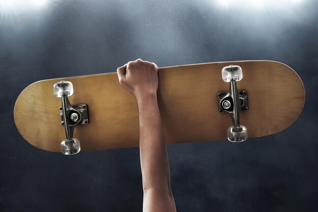 Photo man holding skateboard on the street